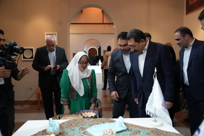 بازدید وزیر صمت از آثار معلولان 3 172210423