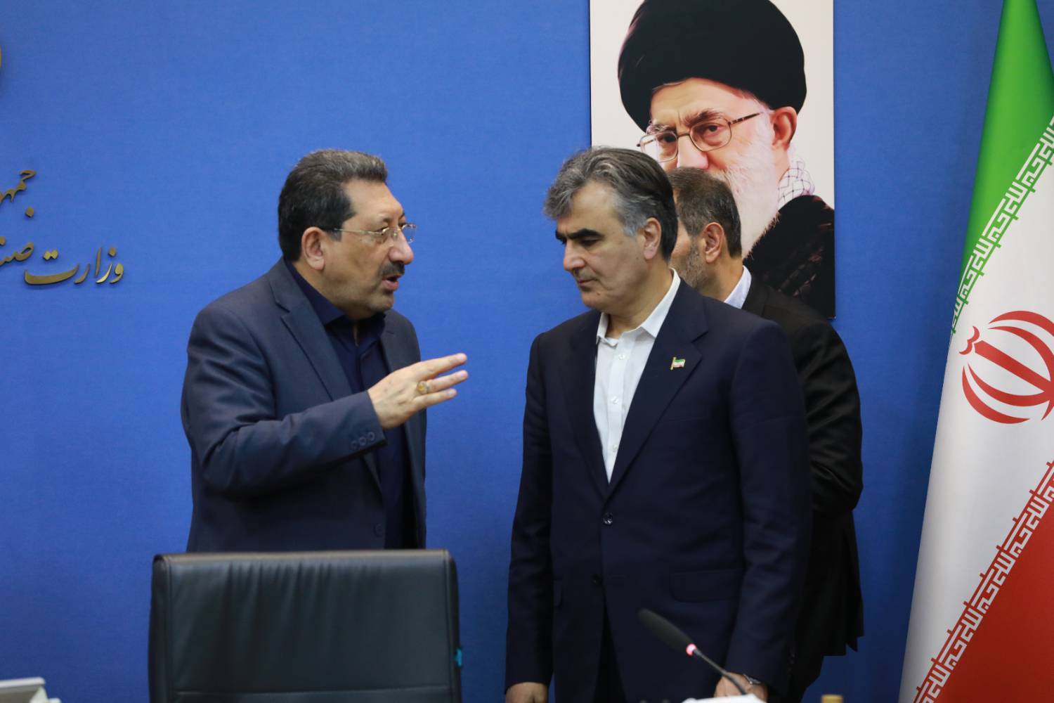 نشست مشترک اتابک و فرزين برای تأمین ارز صنایع 1 IMG 20251106 104220