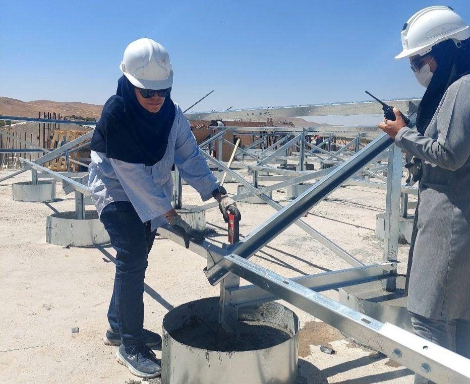 انعکاس حضور زنان ایران در صنعت نیروگاه های خورشیدی در سایت آیرنا 3 Iran Neda Khakpour and Nazila Zarabinia