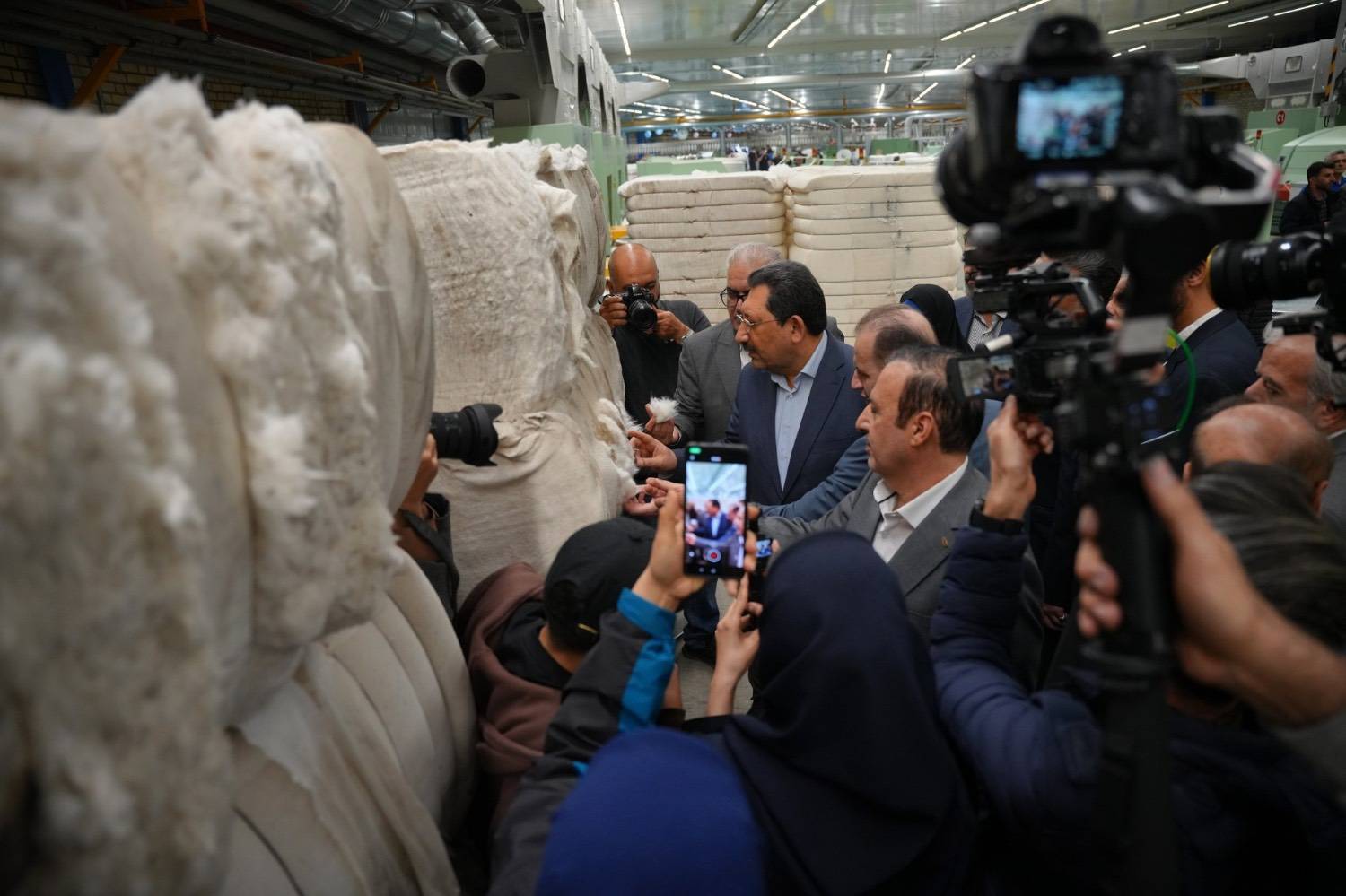 بهرهبرداری از طرح توسعه شرکت ریسندگی و بافندگی پرنیا با حضور وزیر صمت 1 IMG 20260227 002019